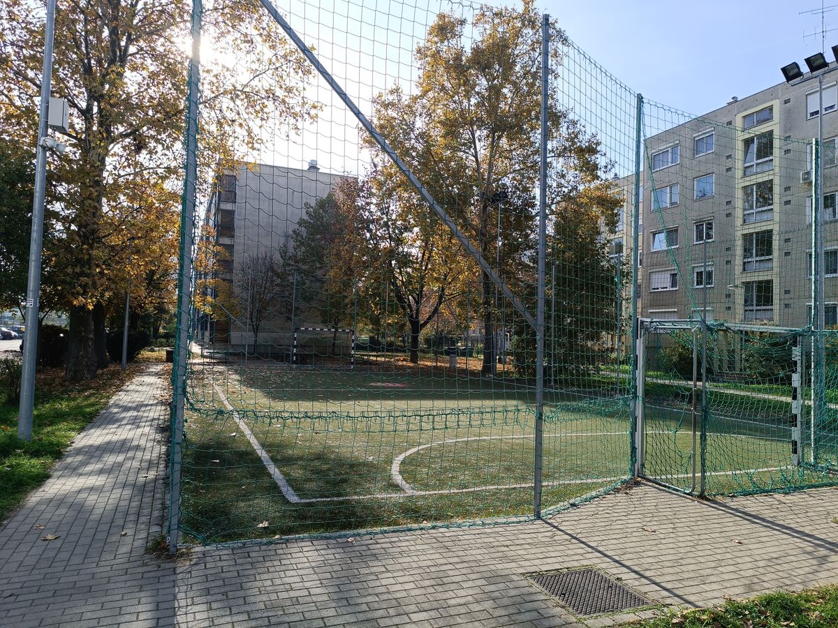 Évek óta panaszkodtak az ottlakók a hangoskodók miatt. A városvezetés lépett a műfüves futballpálya ügyében.