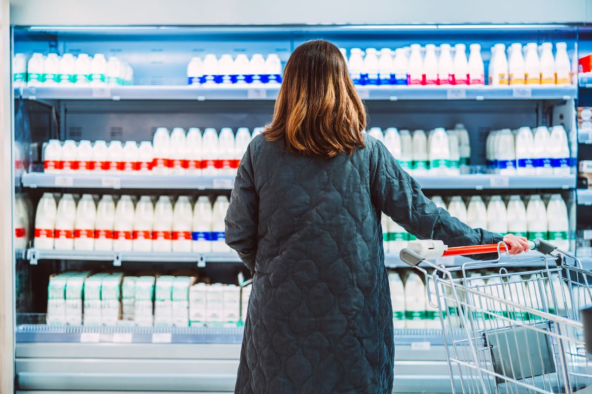 A vásárlók már ma tapasztalhatják a változást, különösen a tejtermékek és húsok terén. Mától életbe lépett az árrésstop, ami 30 alapvető élelmiszer árát csökkenti.