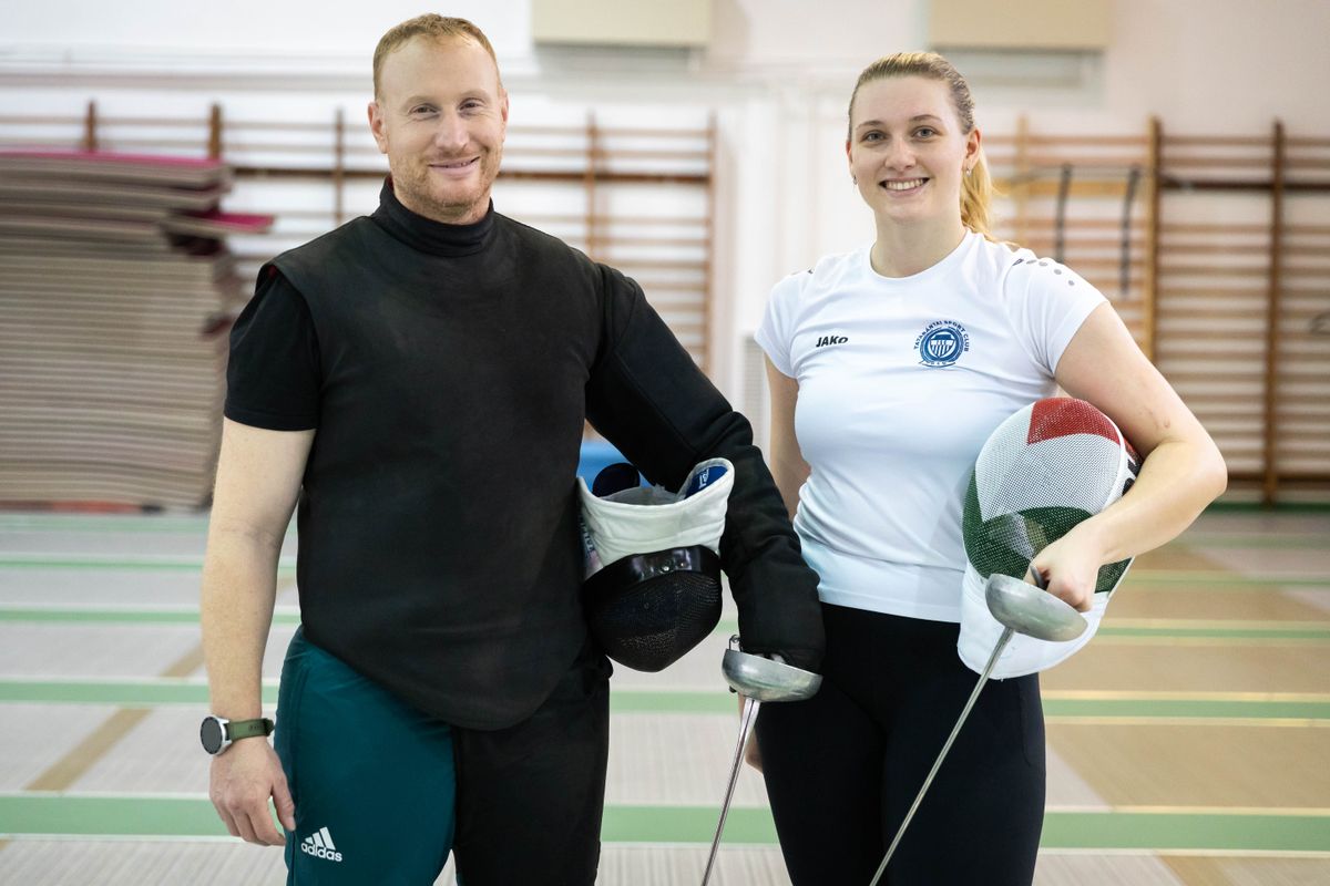 Párbajtőrözőink Marrakechben, kardozóink pedig Budapesten lépnek pástra világkupa-versenyen. Párbajtőrben a komáromi születésű olimpiai bajnok Koch Máté és az ötkarikás bronzérmes Muhari Eszter ismét pengét ragad. A háromszoros olimpiai bajnok Szilágyi Áron kihagyja a budapesti világkupa-versenyt.