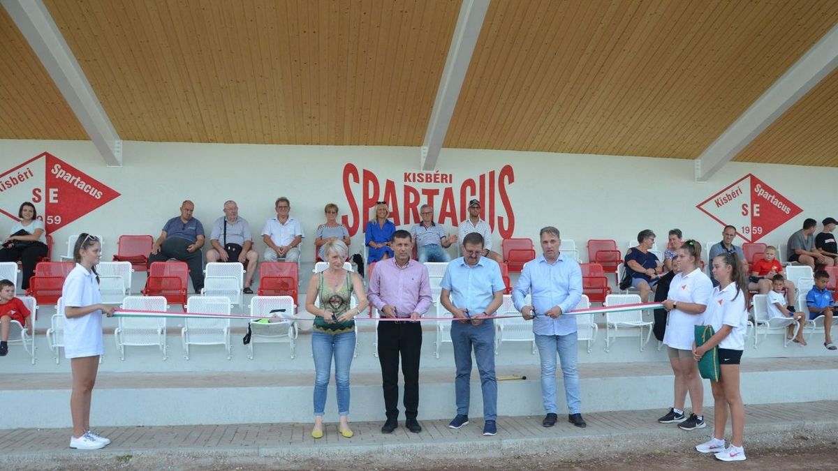 Kisbér: 2022-ben adták át a helyi futballpálya új lelátójat