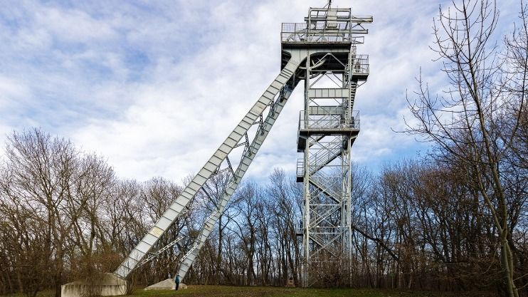 Tatabánya tele van izgalmas történetekkel és misztikus helyszínekkel. A Tatabányai legendák között a Turul-emlékmű, a Szelim-barlang és a Ranzinger Vince-kilátó története különleges helyet foglal el.