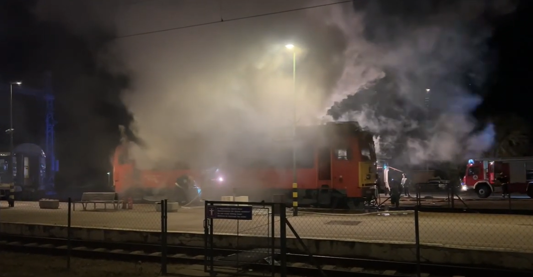 A veszprémi és helyi tűzoltók gyors beavatkozása mentette meg a helyzetet. Balatonfüreden kigyulladt mozdonyt vettek videóra a vasútállomáson.