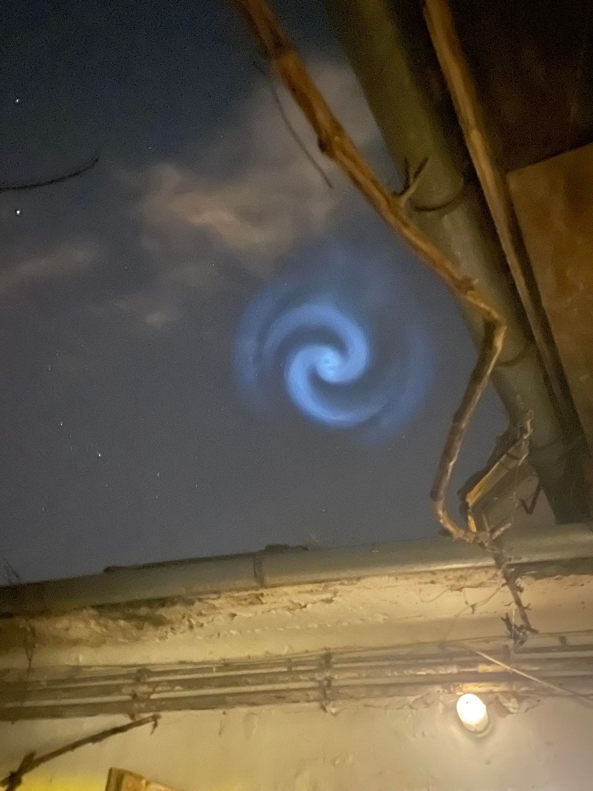 Utánajártunk, mi lehet a hétfő este az égbolton feltűnt rejtélyes égi jelenség. SpaceX rakéta? UFO? Itt a válasz!