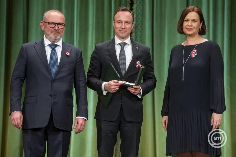 Idén második díját vehette át a vezérigazgató. A Richter Gedeon Nyrt. vezetője március 15-én kapta a Magyar Érdemrendet.