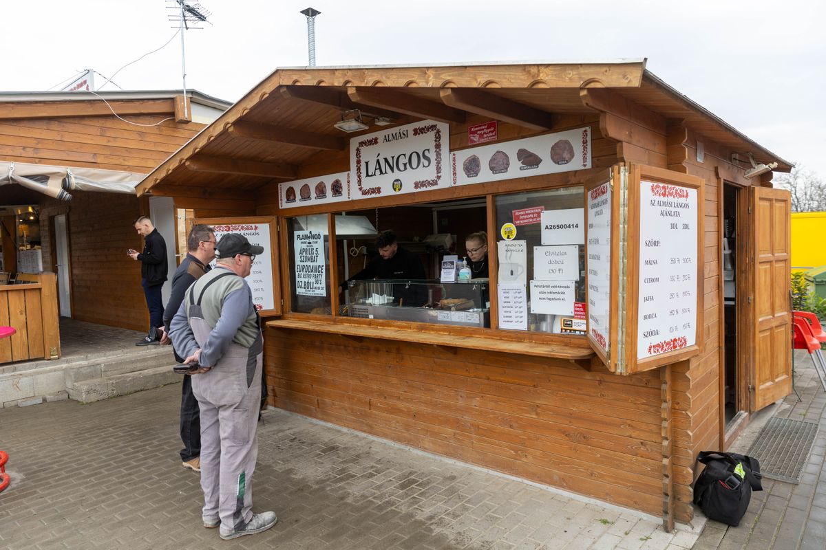 Olvasóink megszavazták, mi pedig meglestük. Idén is az Almási Lángos választották a legfinomabb lángosnak olvasóink. Megnéztük, hogy mi lehet a titka a ropogós finomságnak.