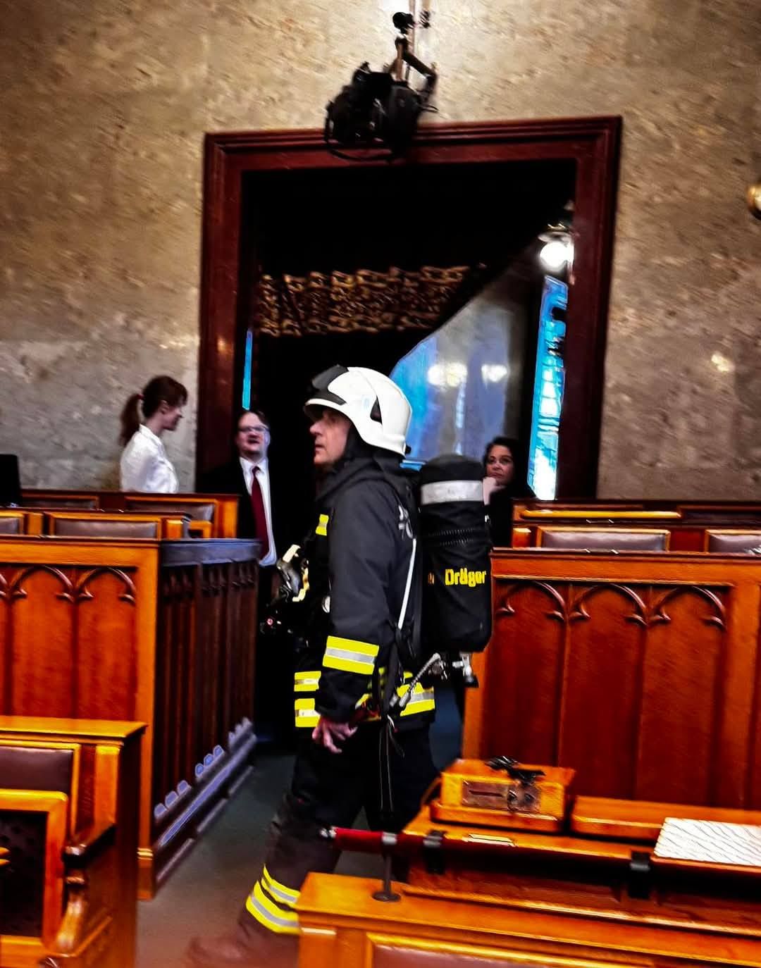 Egy politikus rosszul lett a füstmérgezés alatt