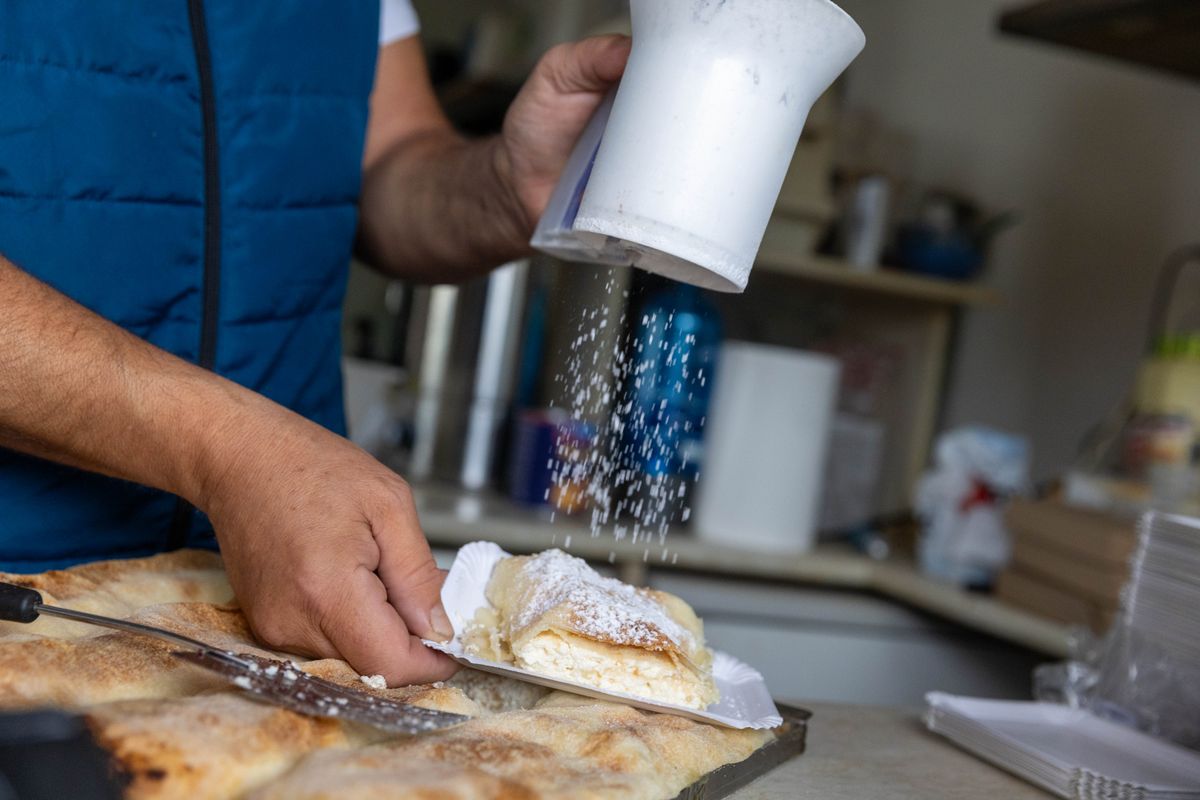 Hajszálvékony tészta, ínycsiklandó töltelékek és egy kis nosztalgia. Ez a Neszmélyi Rétes Kuckó titka, amelynek már a tengerentúlon is híre ment.