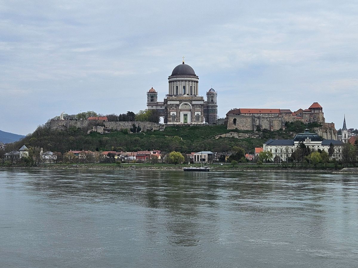 Komárom-Esztergom épített és természeti kincsei is vonzzák a turistákat. Legtöbben az esztergomi bazilikára kíváncsiak. De sok turista érkezik a tatai Fényes Tanösvényre is. Összeszedtük a vármegye legkedveltebb családi kirándulóhelyeit.