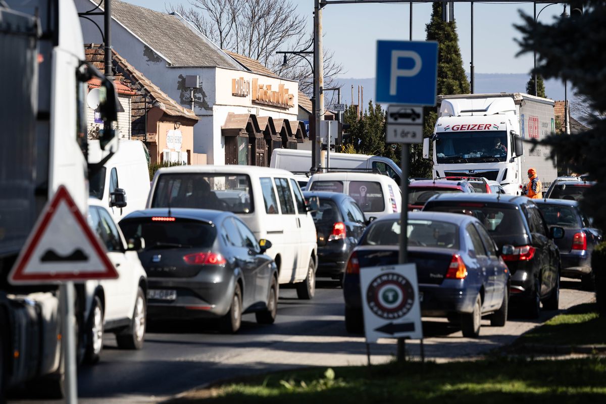 Hosszú autósor várakozik Környe főútján a munkálatok miatt