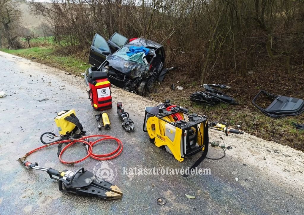 A súlyos balesetben egy embert úgy kellett kivágni a roncsból