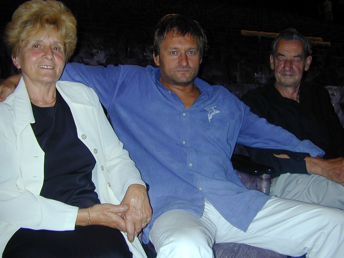 Kaszás Attila 2003-ban szüleivel az észak-komáromi művelődési központban