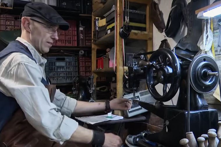 Egy eldugott kis faluban, egy szerény műhelyben csodák születnek. Szőke Ferenc, a szárligeti cipész, nem csupán cipőket készít, hanem hagyományt őriz, és életet ad egy kihalófélben lévő szakmának.