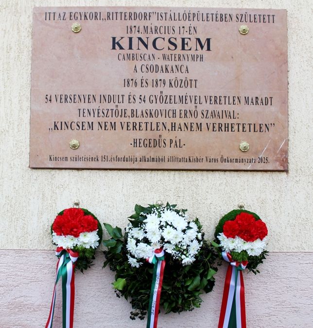 Az ünnepség helyszíne az egykori „Ritterdorf” istálló épületének helyén álló családi ház volt. Kincsem, a verhetetlen csodakanca születésének 151-edik évfordulóján emléktáblát avattak Kisbéren.