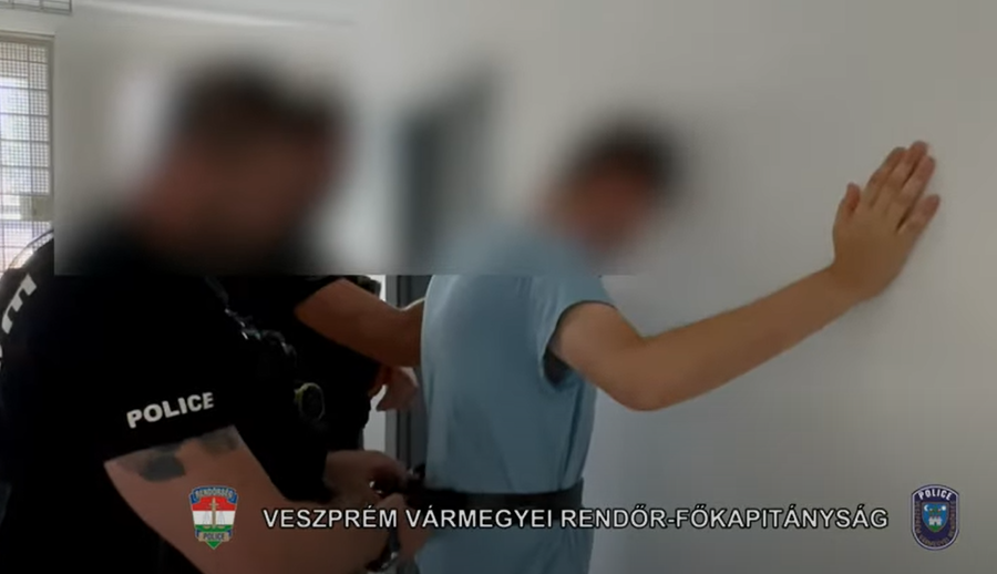 A veszprémi nagymamagyilkosság ügyében tartott előkészítő tárgyalás ismét felkavarta a város lakóit. A gyilkosság részletei és az elkövető mentális problémái továbbra is kérdéseket vetnek fel.