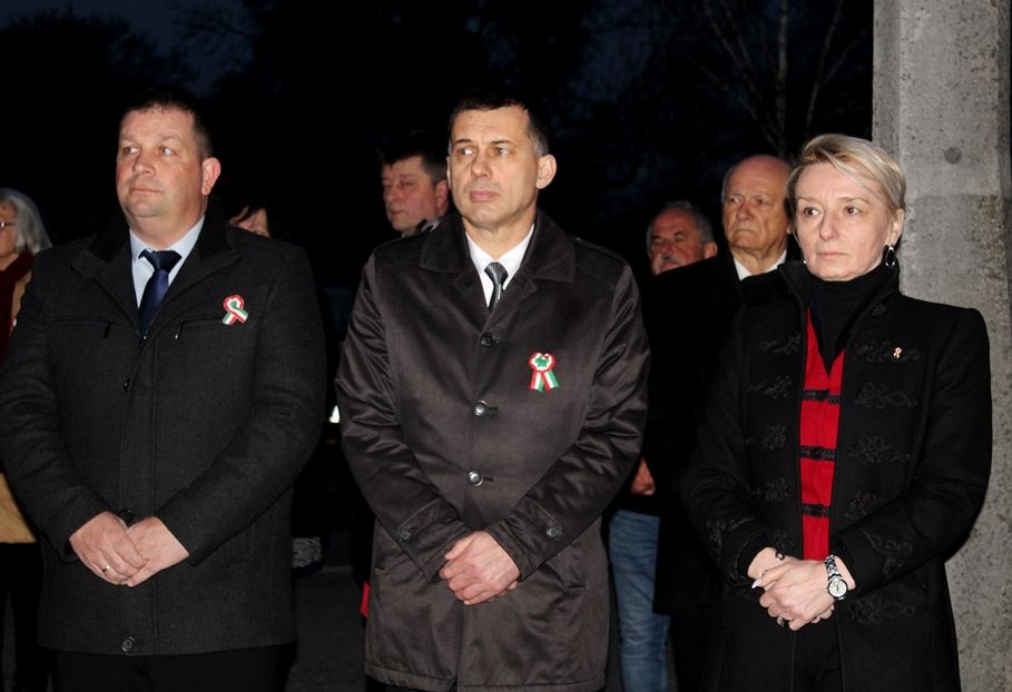 Az esemény a Petőfi szobornál kezdődött, majd fáklyafényben folytatódott a Wass Albert Művelődési Központban. Ünnepi hangulat lengte be Kisbért március 15-én este.