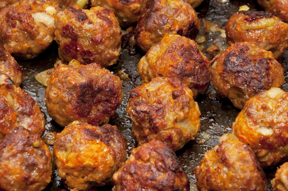 Delicious,Rustic,Famous,Roasted,Meat,Balls,With,Carrot,And,Onion