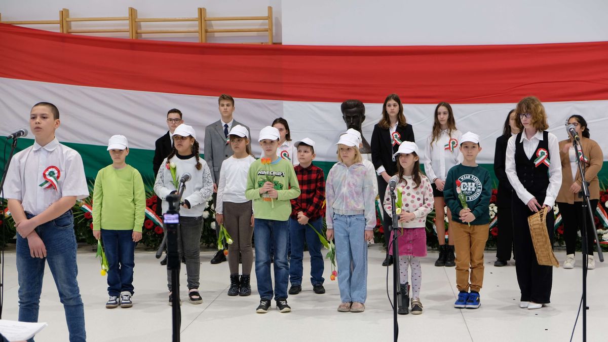 A március 15-e Dorogon: a városi ünnepségen idén is iskolások műsorával és koszorúzással emlékezett a város.