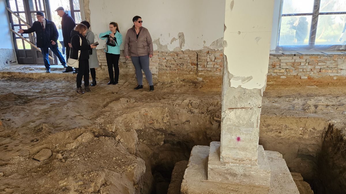 A Magos Művelődési Ház felújítási munkálatait a meghívott vendégek is megtekinthették