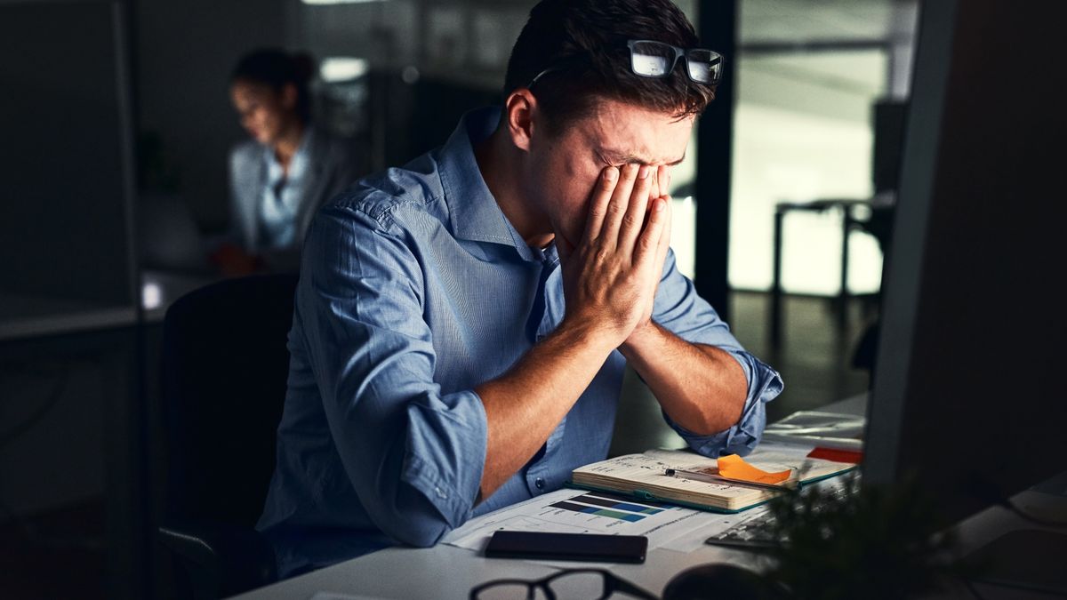 Man,,Stress,And,Business,Or,Night,Office,,Working,Late,And költségvetési csalás