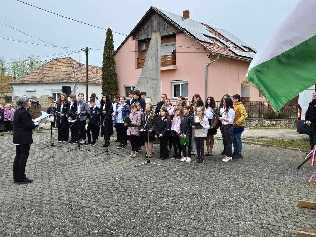 A Benedek Elek Általános Iskola diákjai és énekkara megható előadással tisztelegtek a szabadságharc hősei előtt. Ilyen volt március 15-ödike Bakonyszombathelyen.
