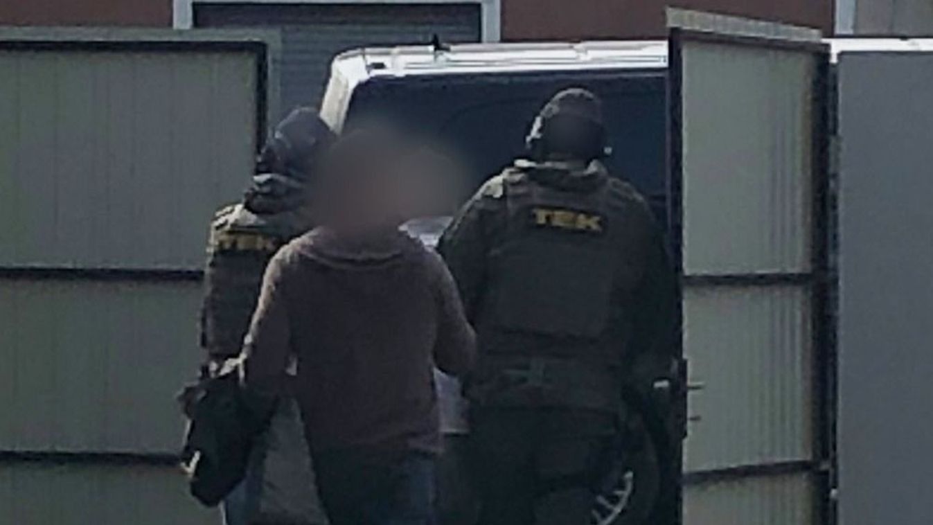 Fogva tartotta 12 éves lányát az európai elfogatóparanccsal körözött anya