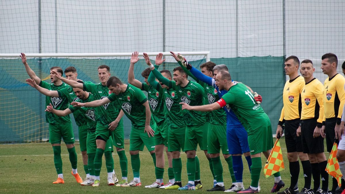 Bravúros komáromi siker a szomszéd vármegyében. A KVSE 2-0-ra diadalmaskodott a listavezető Bicske otthonában a labdarúgó NB III. huszadik játéknapján.