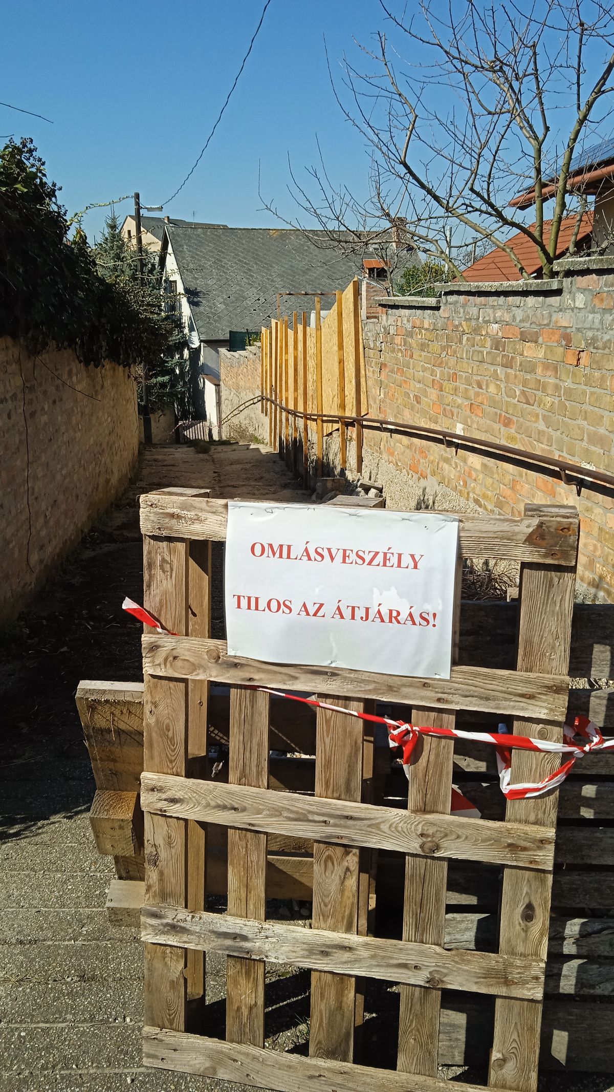 Viharos szél is járt a gyalogosok keskeny útján