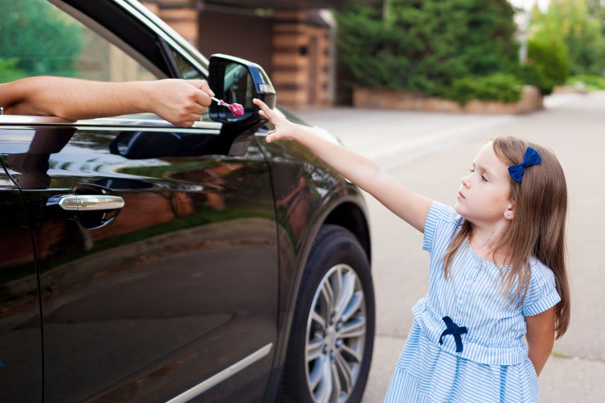 Stranger,In,The,Car,Offers,Candy,To,The,Child.,Kids emberkereskedő