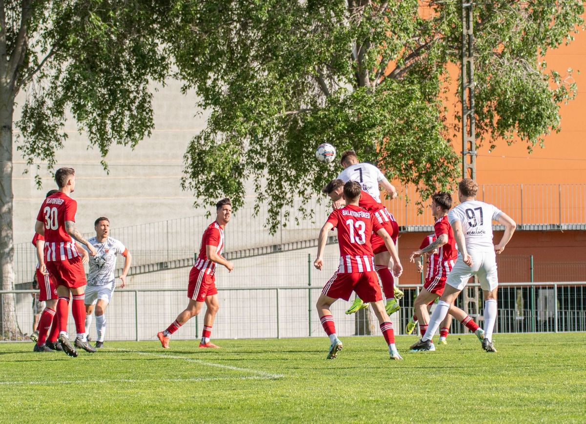 Horváth Csaba tanítványai továbbra is zseniális formában futballoznak a labdarúgó harmadosztályban. A Komárom VSE tovább nyújtotta parádés tavaszi sorozatát.