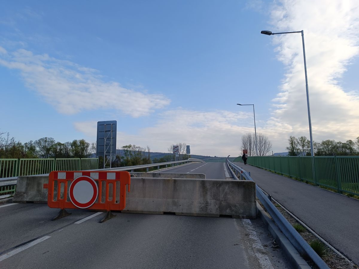 A szlovák belügyminisztérium egy hónappal meghosszabbította a kishatárokon a zárást.Az intézkedést a száj- és körömfájás járvány miatt hozták.