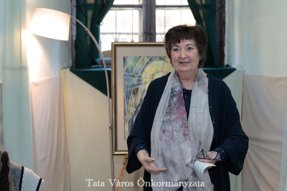 Mintha maga a város sétálna végig a falakon – akvarellek, olajfestmények, selyemre álmodott színek és formák mesélnek Tatáról, a természet szépségéről, a belső csendről. Sulyok Teréz kiállítását április 24-éig csodálhatják meg az érdeklődők a Piarista Rendházban.