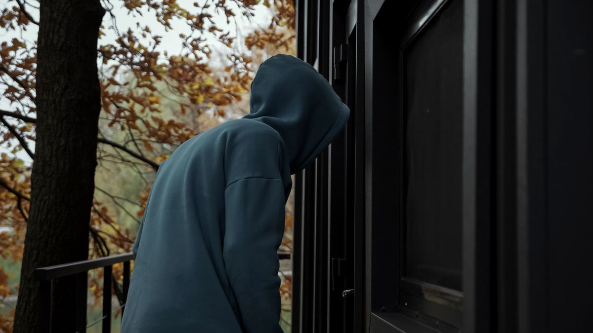 Thief,In,Dark,Clothes,With,Hood,Looks,Around,And,Looks, Robbey, rablás