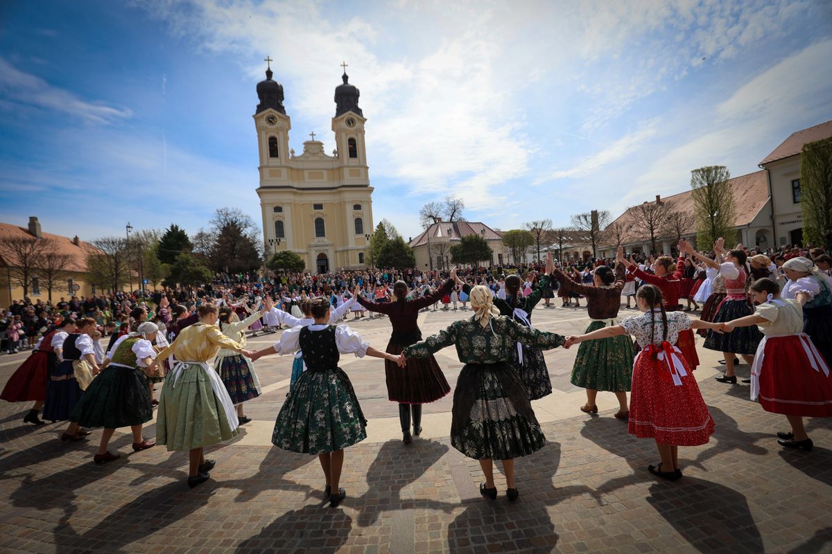 virágvasárnapi böjti karikázó Tatán