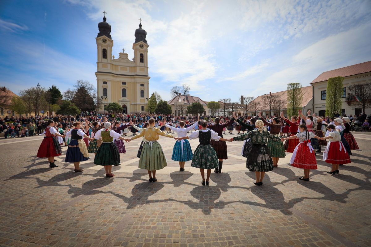 virágvasárnapi böjti karikázó Tatán
