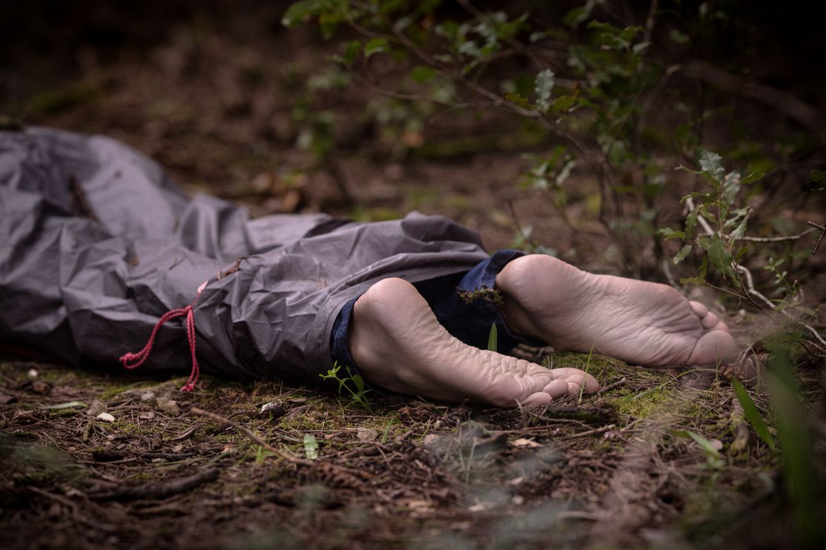 Barefoot,Dead,Body,In,The,Woods.,Murder,Victim,Lying,On, ismeretlen holttest