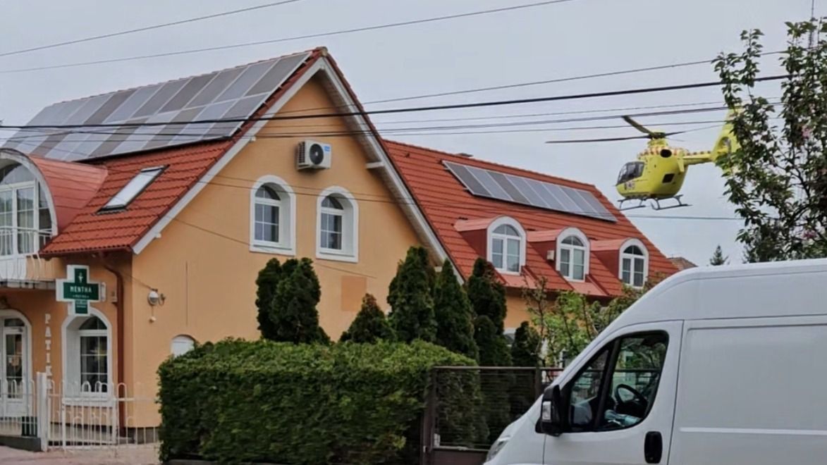 A mentőhelikopter a gyógyszertár mögötti területre szállt le.