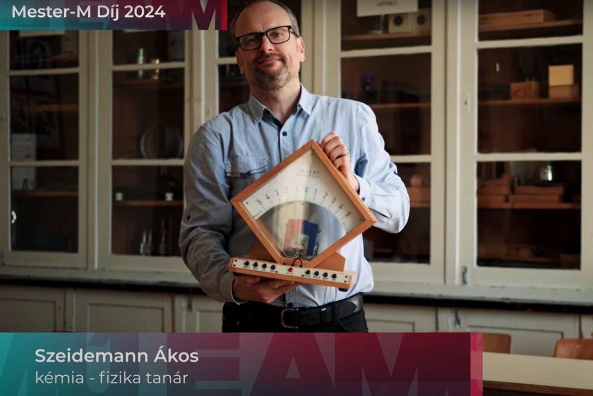 A tatai tanár, aki szerint „nem kell mindenkiből fizikus legyen”, mégis minden évben akad olyan diák, aki az ő órái után annak készül. Dr. Szeidemann Ákos nemcsak kémiát és fizikát tanít, hanem gondolkodást és emberséget.