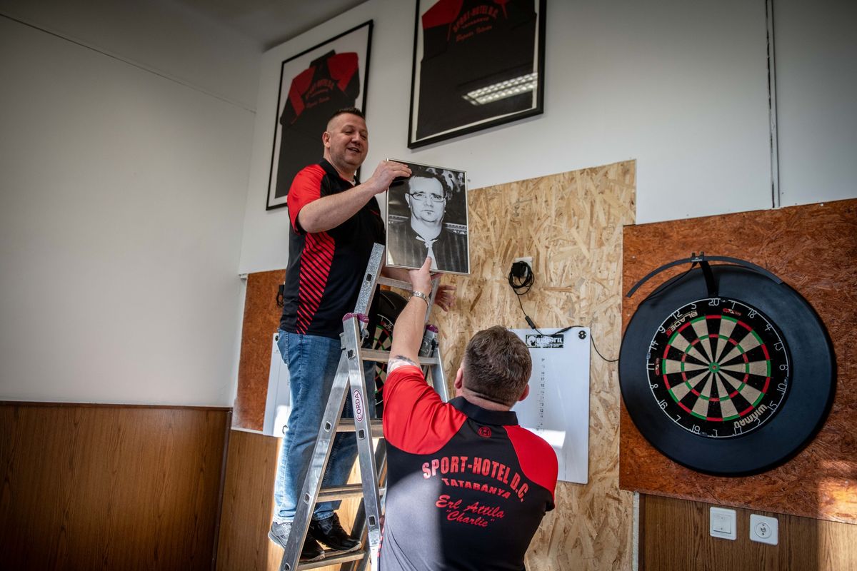Országos és nemzetközi verseny rendezésére alkalmas teremben készülnek a tatabányai versenyzők. A Sport-Hotel Darts Club játékosai új környezetben dobhatják a nyilakat.