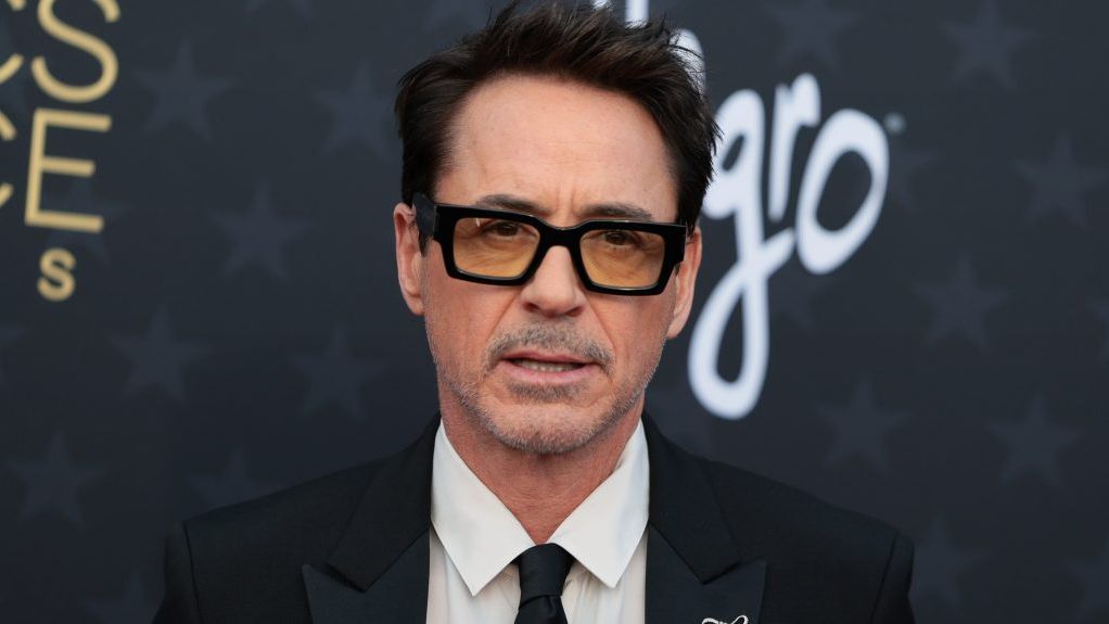 Robert Downey Jr. amerikai színész az észak-amerikai film- és televíziós kritikusok díjainak (Critics’ Choice Awards) 29. átadási ünnepségén a kaliforniai Santa Monicában 2024. január 14-én.