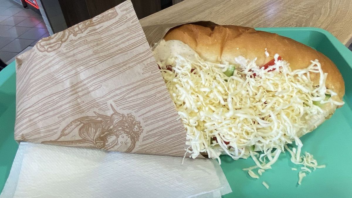 A streetfood specialitást még Fekete Laciék is megkóstolták. A fővárosiak nyirosznak hívják, ám ezzel a nyíregyházi feltalálók nem feltétlen értenek egyet.