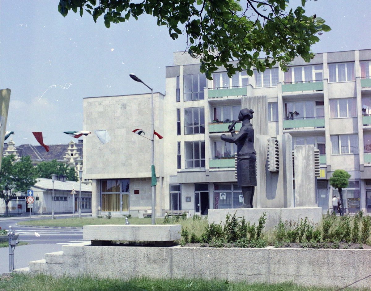 Múltidéző: képen a tatai Ady Endre utca, a Szövőnő című szobor 1978-ból