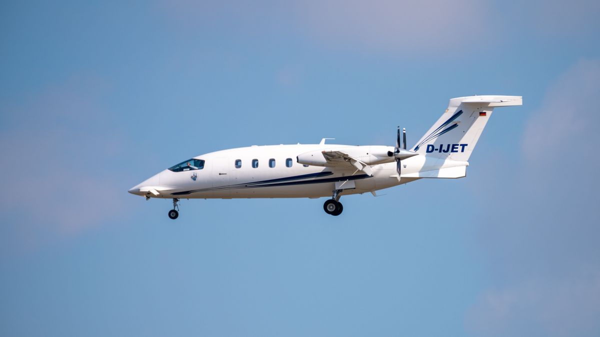 Flightradar, Piaggio P180 Avanti D-IJET on approach to land at EDDF Frankfurt Airport in Germany