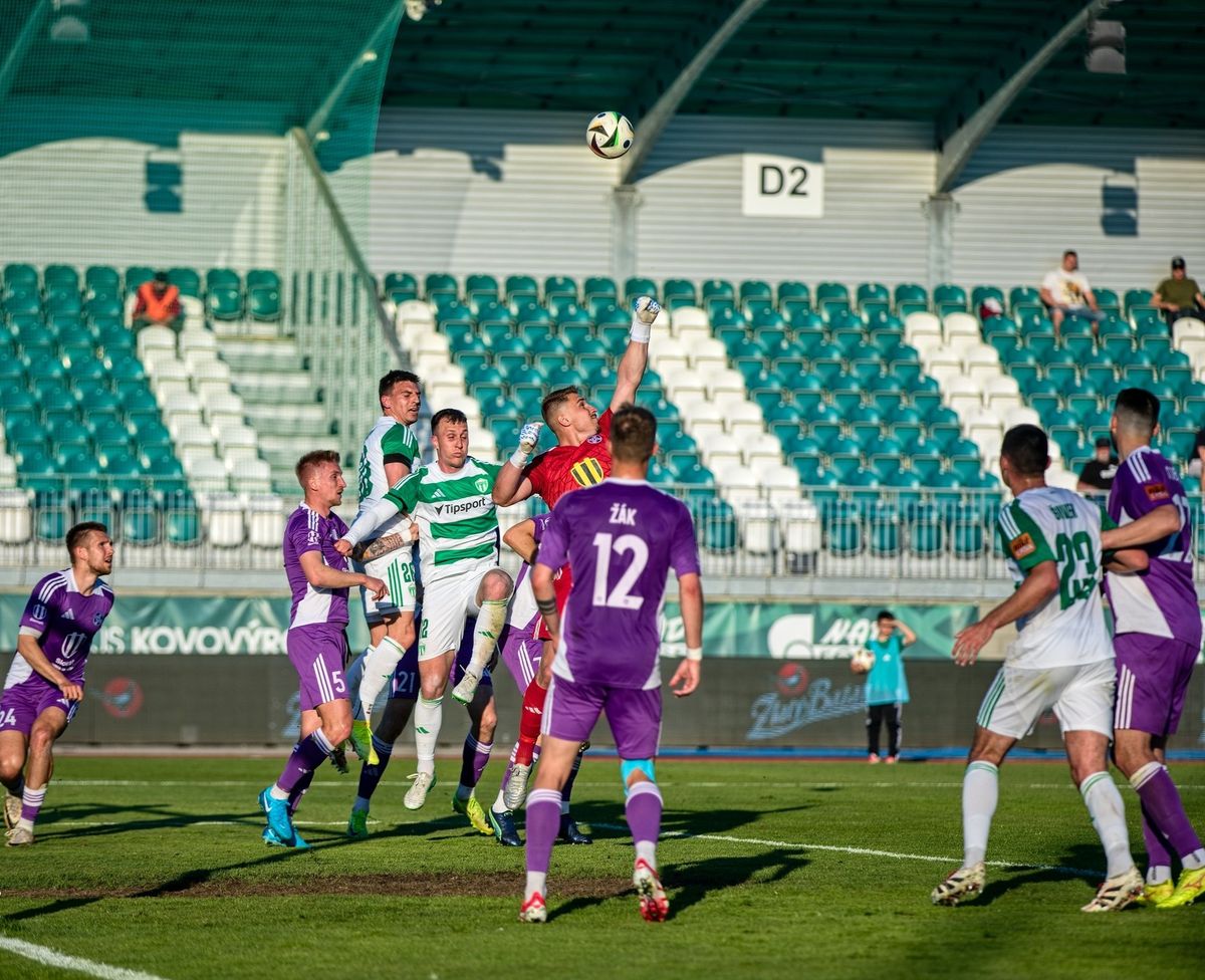 Vincze István sportigazgató együttese egy apró lépésre került a biztos bennmaradástól a szlovák labdarúgó Niké Ligában. A KFC Komárom vasárnap idegenbeli sikerével eldőlt, hogy már biztosan nem végez az utolsó helyen.