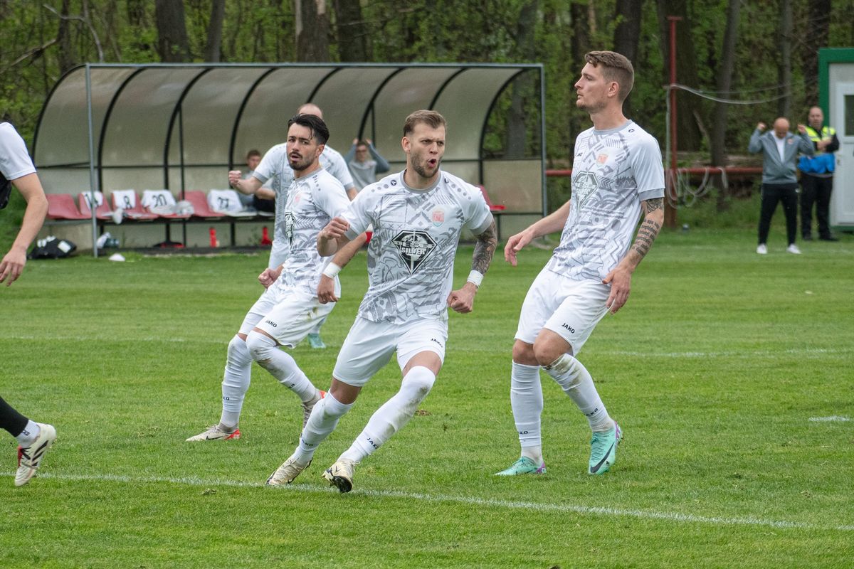 Sorozatban hatodik győzelemére készül vármegyei csapatunk. A Komárom VSE a Balatonfüred FC együttesével mérkőzik meg a labdarúgó harmadosztályban.