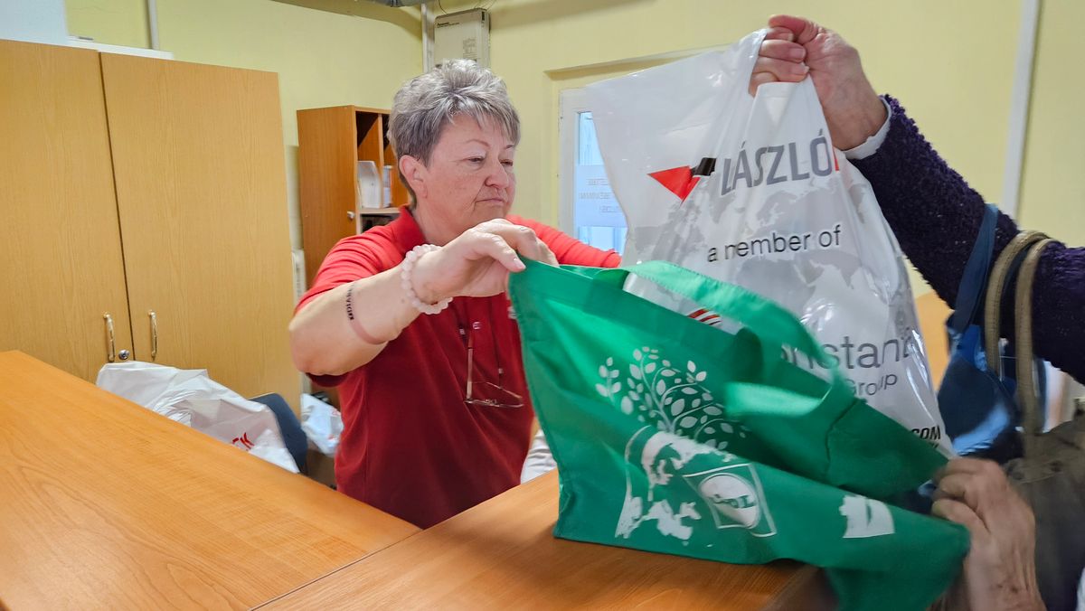 A Vöröskereszt élelmiszercsomagjai sokak számára nagy segítséget jelentenek