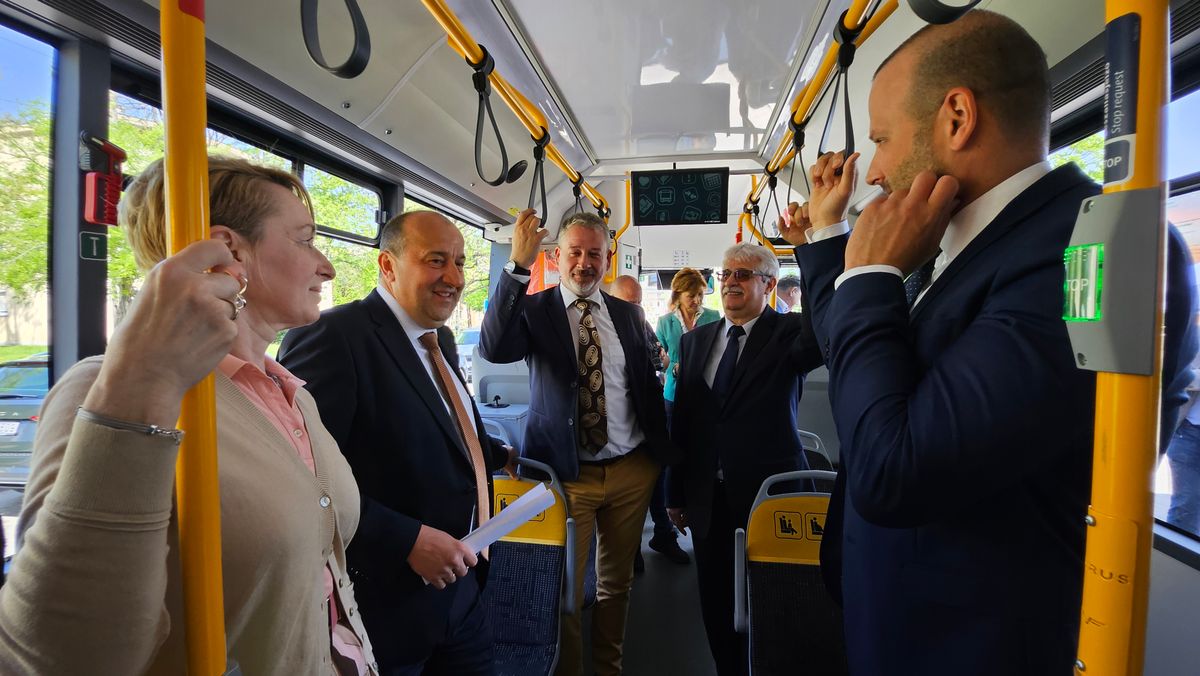 Az egyik elektromos autóbusz rögtön tett is egy kört a városban a sajtótájékoztató résztvevőivel