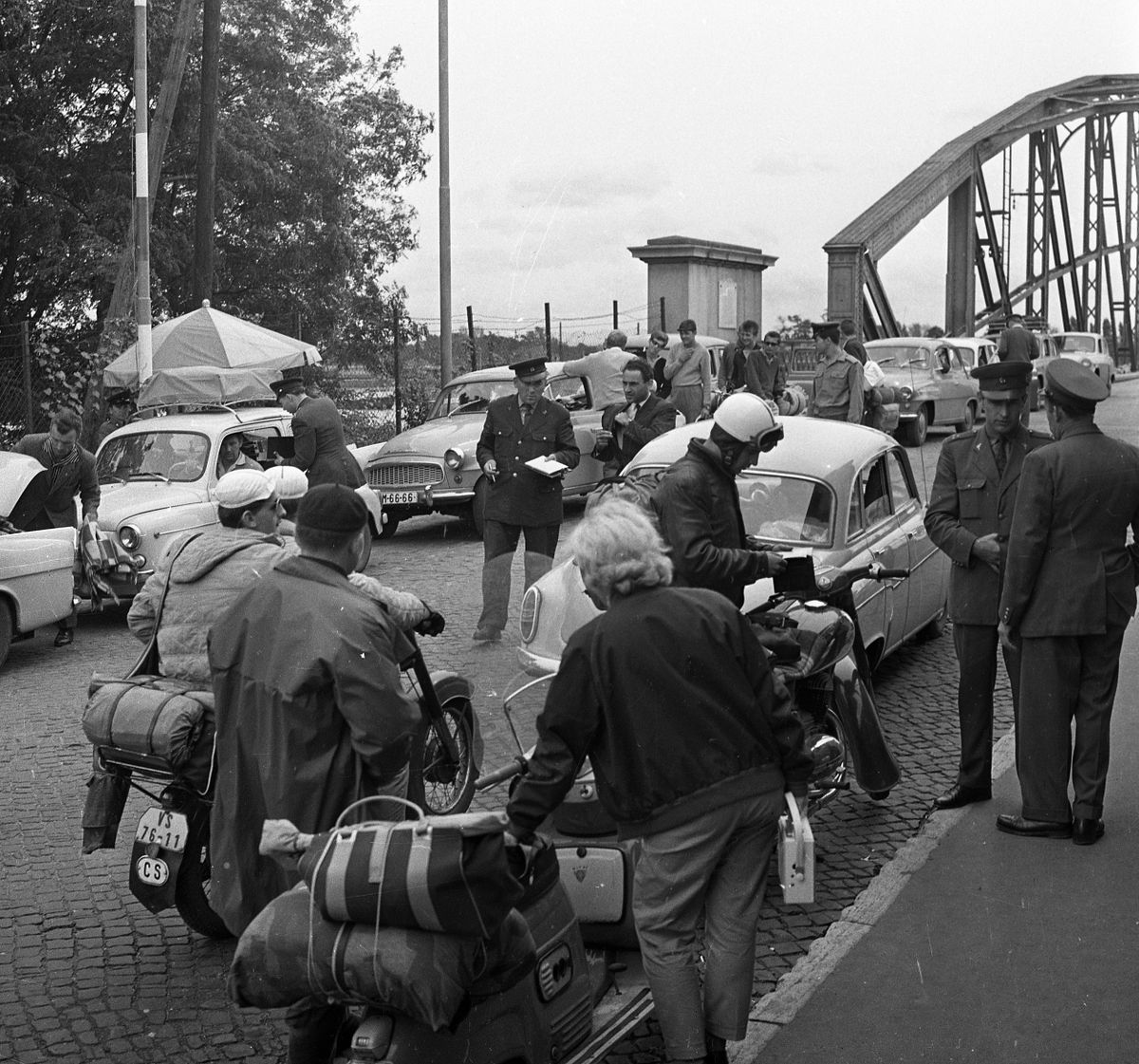 Múltidéző: Komárom határállomás, vámvizsgálat 1964