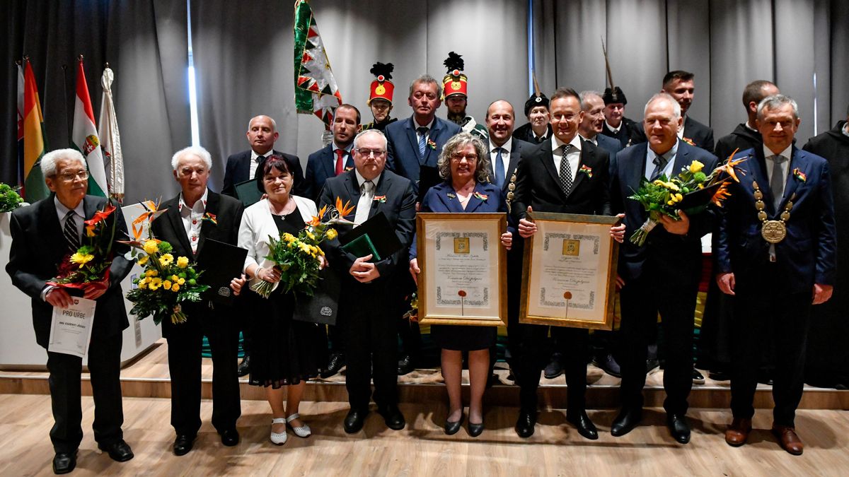 Dél-Komáromban Szijjártó Péter és Molnárné dr. Taár Izabella, Észak-Komáromban pedig Priskin Tamás kapta a díszpolgári címet. Felvételünkön a díjazottak