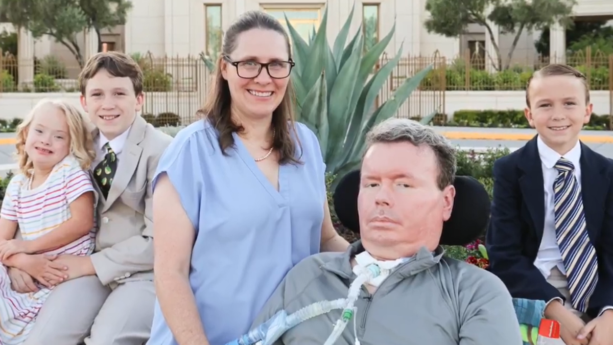 A beteg Neuralink agyimplantátum segítségével ismét képes kommunikálni a külvilággal. Az ALS betegség esetében először van igazi remény a teljes életre.