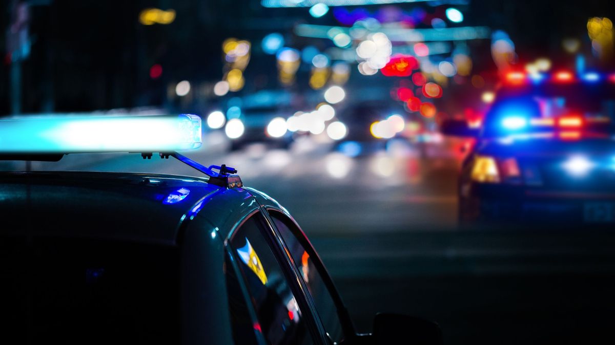 Police,Cars,At,Night.,Police,Car,Chasing,A,Car,At, sziréna, rendőrség, emberkereskedelem